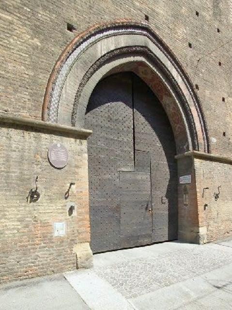 Palazzo Pepoli Vecchio, portone