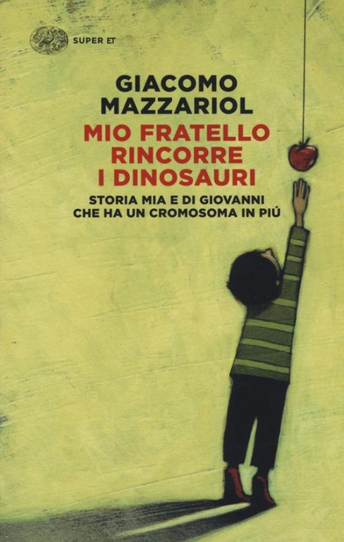 copertina di Mio fratello rincorre i dinosauri. Storia mia e di Giovanni che ha un cromosoma in più