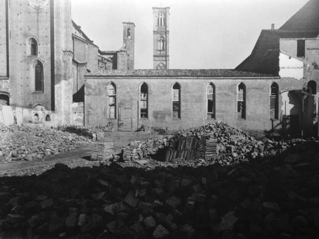 Il refettorio e la chiesa di San Francesco dopo i bombardamenti - Fonte: Mostra "la Fabbrica dei sogni" - Ex chiesa di San Mattia (BO) - 2014