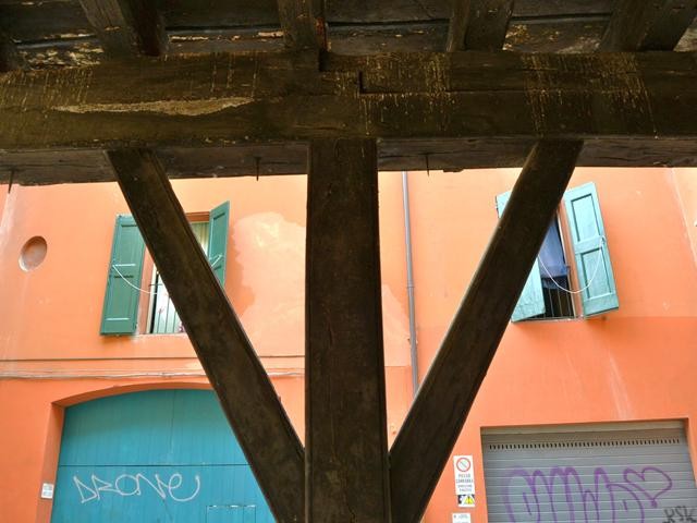 Casa dell'ex orfanotrofio di San Leonardo - portico - particolare