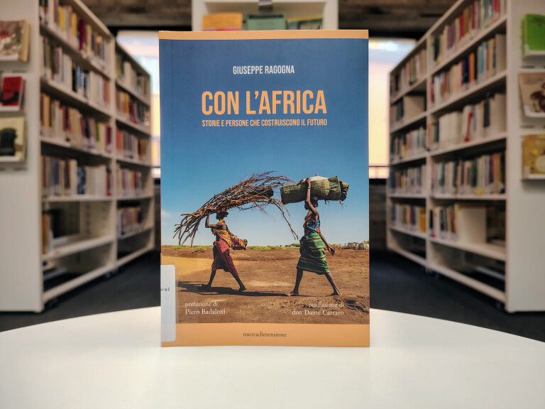 copertina di CON L’AFRICA