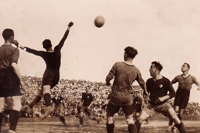 immagine di Campus di calcio. Studenti del Bologna Football Club dall'università alla città