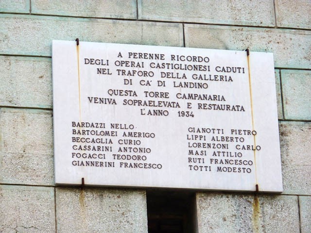 Ricordo dei caduti della Direttissima sul campanile della parrocchiale di Castiglione dei Pepoli (BO)