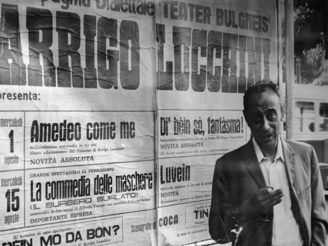 Arrigo Lucchini davanti al cartellone dei suoi spettacoli - Pubbl. per gentile concessione Annamaria Lucchini