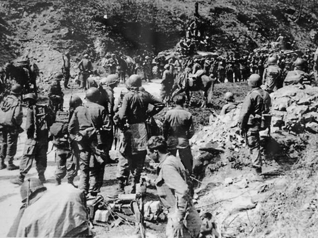 Soldati americani e prigionieri tedeschi nei pressi di Tolè - Mostra permanente di Tolè sulla Linea Gotica