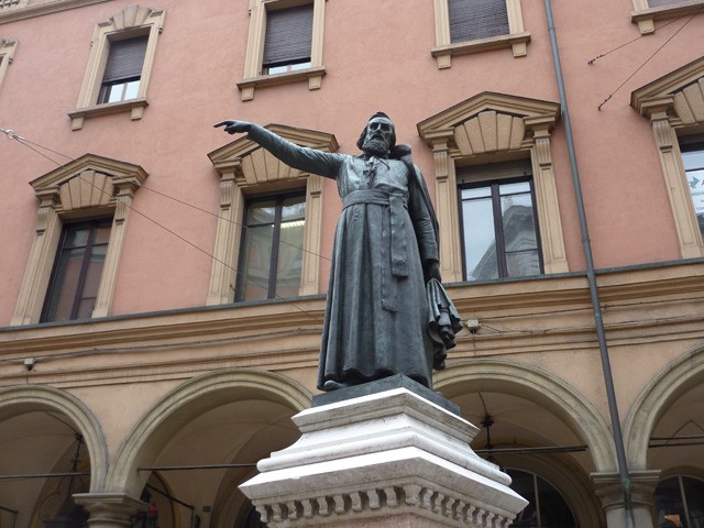 Statua di Ugo Bassi - all'inizio era davanti al mercato delle erbe