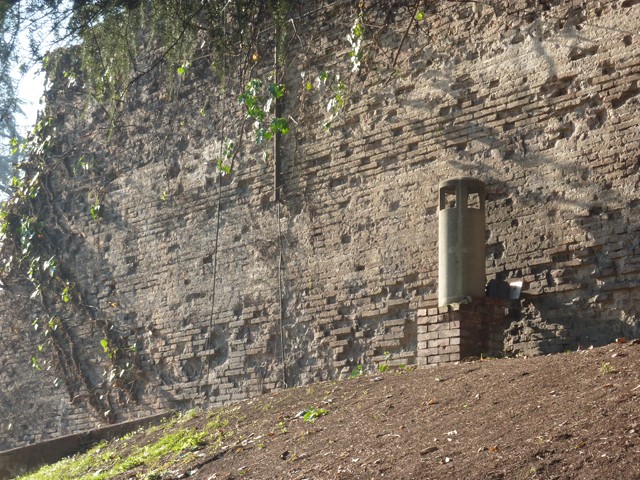 Camino del rifugio antiaereo sotto il mausoleo di Carducci