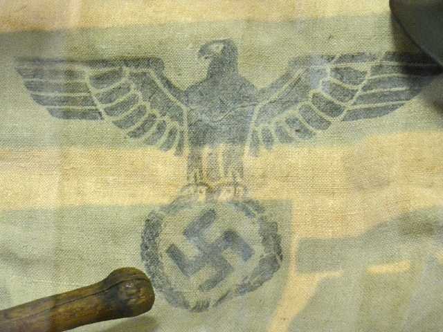Simboli nazisti su un sacco militare - Centro di cultura "P. Guidotti" - Castiglione dei Pepoli (BO)