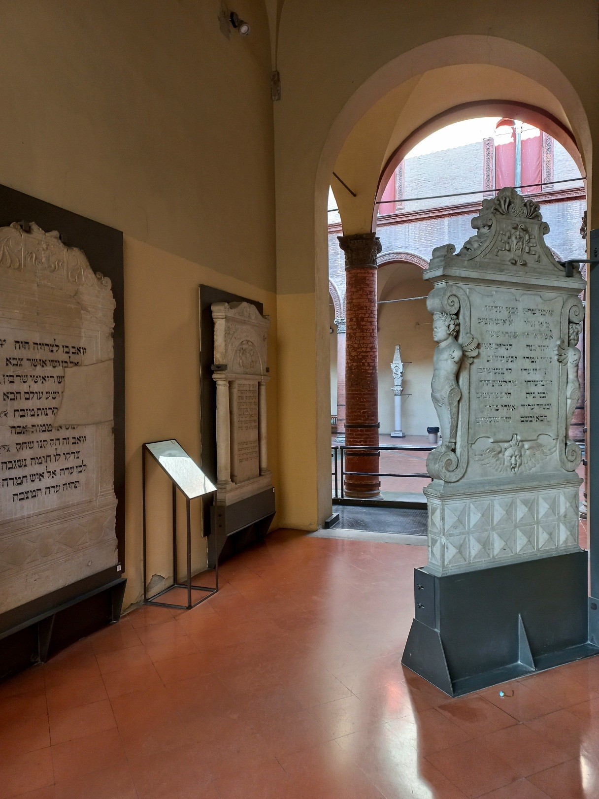 copertina di Museo è Memoria. Tracce del cimitero ebraico medievale di Bologna