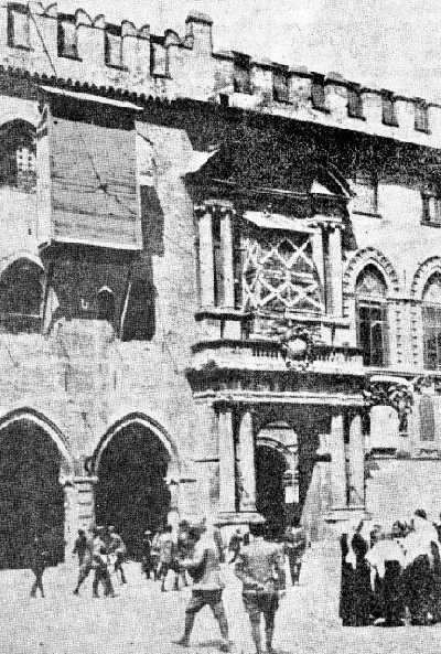 La statua di Gregorio XIII e la Madonna di Nicolò dell'Arca protette contro i bombardamenti durante la grande guerra 
