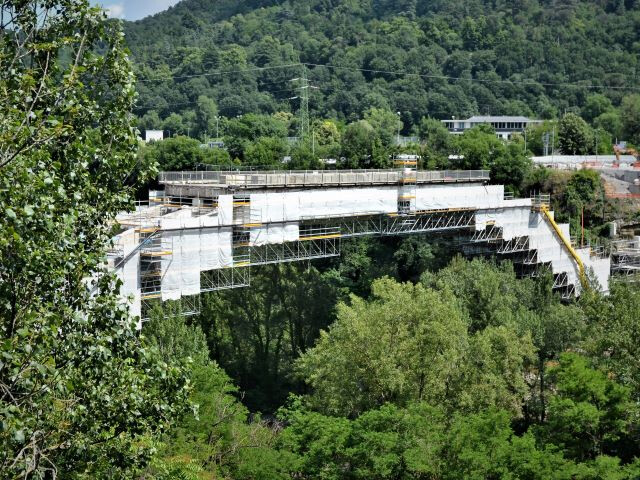 Il ponte in costruzione