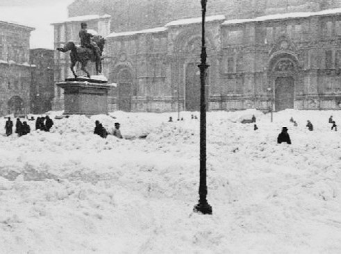 Piazza Maggiore sepolta dalla neve