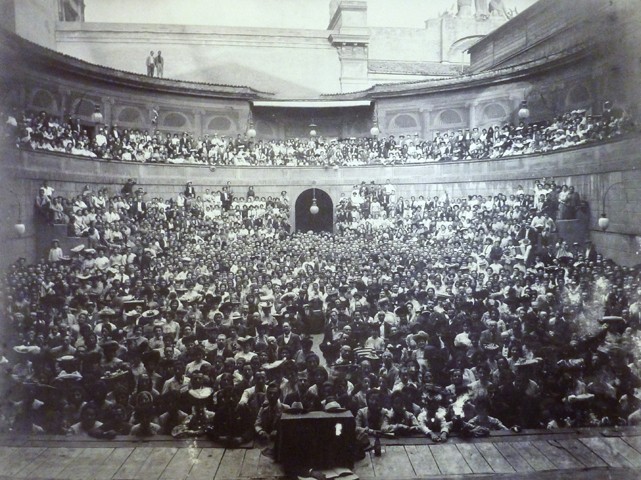 Il pubblico di uno spettacolo all'Arena del Sole all'inizio del '900 