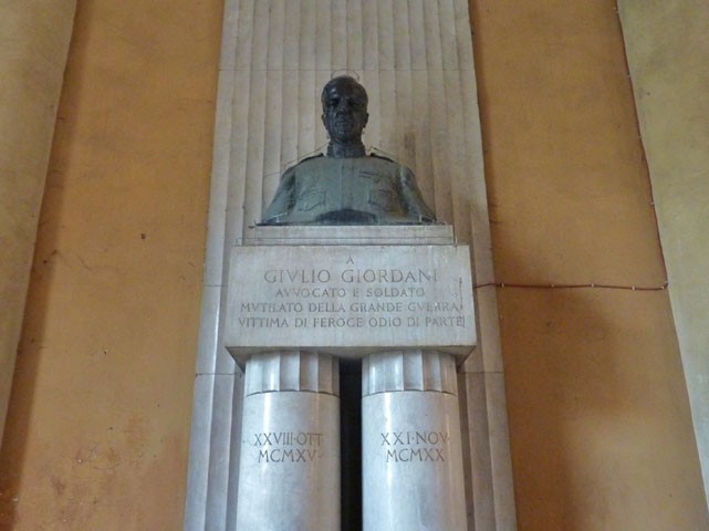 Monumento a Giulio Giordani nell'atrio del Palazzo dei Tribunali (BO)
