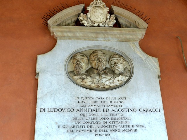 Lapide dedicata alla famiglia dei pittori Carracci all'ingresso della Pinacoteca Nazionale