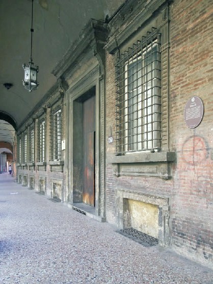 Palazzo Vizzani, portone