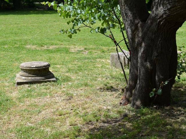 Resti degli arredi del giardino di Villa Sampieri Talon - Casalecchio di Reno (BO)