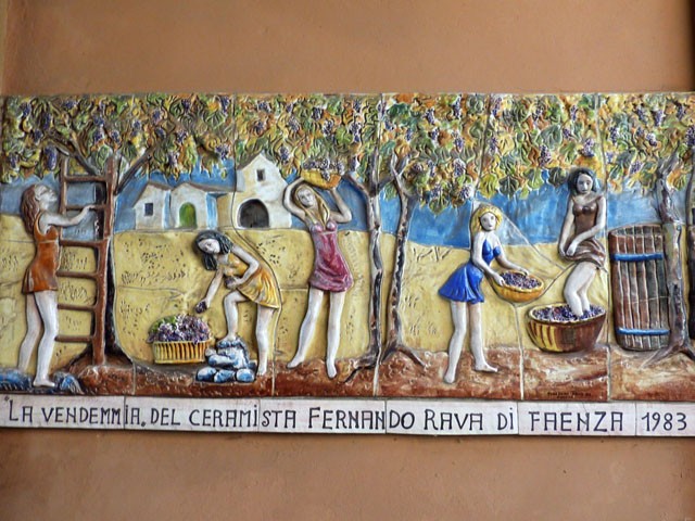 Dozza imolese - Muro Dipinto - La vendemmia di Fernando Rava