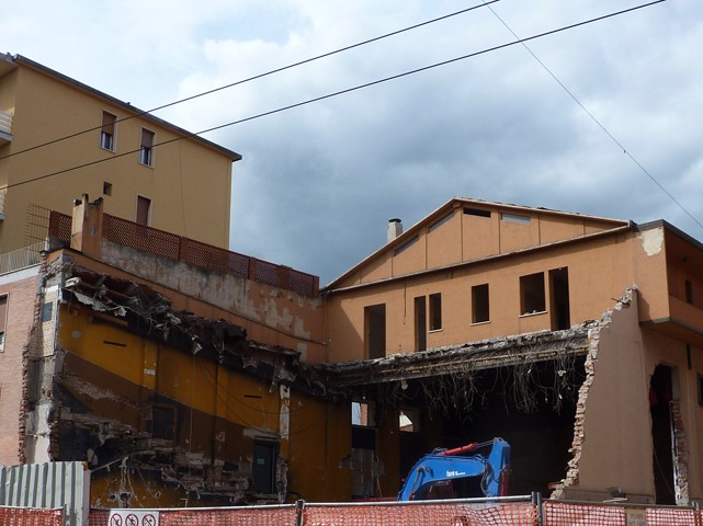 Demolizione del cinema Olimpia in via Andrea Costa