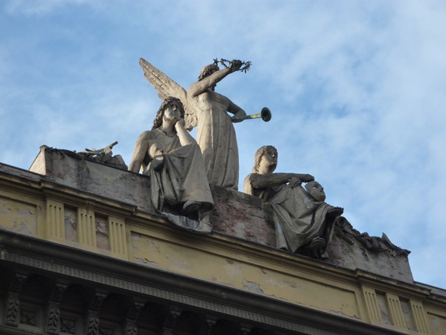 Arena del Sole - Statue nella facciata