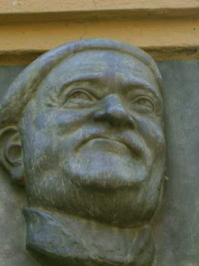 Il volto di Oreste Biavati sul suo monumento in piazza Otto Agosto