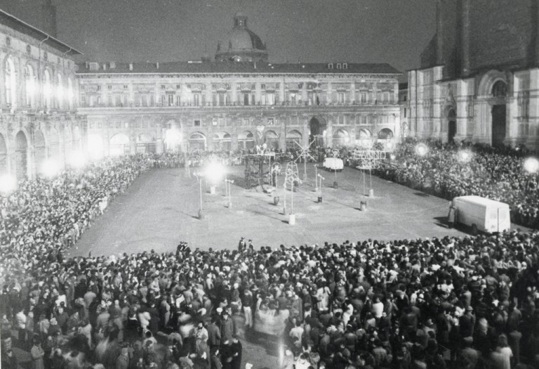 immagine di Capodanno 1982 - 1983 Il rogo del Vecchione in Piazza Maggiore 