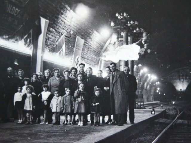 In attesa del treno di Hitler sotto la galleria della Direttissima - Fonte: Centro culturale "P. Guidotti" - Castiglione dei Pepoli (BO)