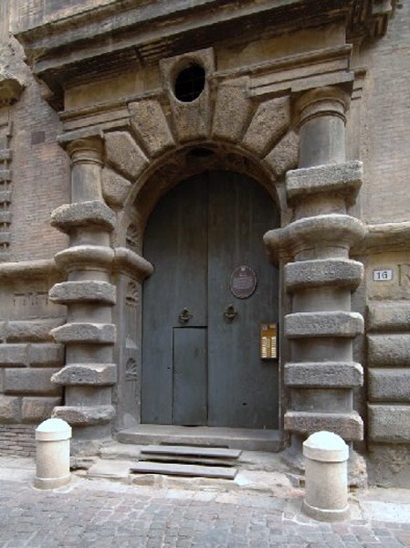 Palazzo Bocchi - Portone d'ingresso