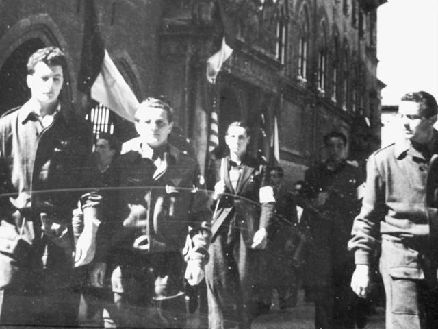 Sfilata di partigiani in piazza Maggiore - Mostra: Framing Edward Reep - a cura dell'Istituto Parri - Palazzo D'Accursio (BO) - 2015
