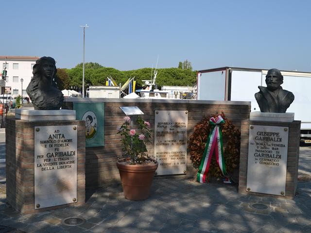 Busti di Garibaldi e Anita sul porto-canale di Cesenatico