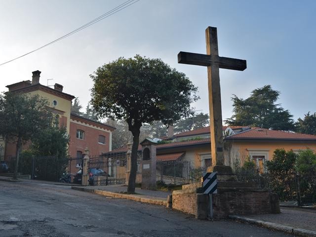 La croce all'inizio dell'ascesa di via dell'Osservanza (BO)