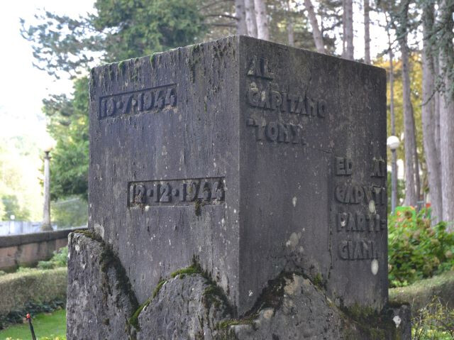 Cippo che ricorda Antonio Giuriolo e i caduti della brigata Matteotti montagna 