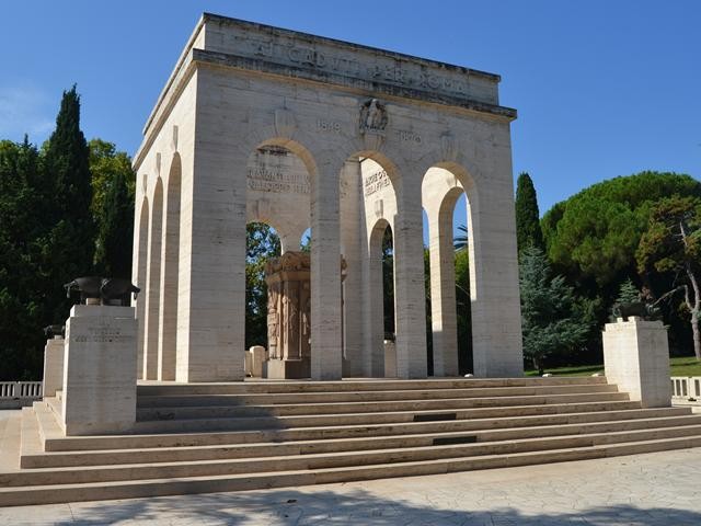 Monumento ai caduti per la causa di Roma italiana