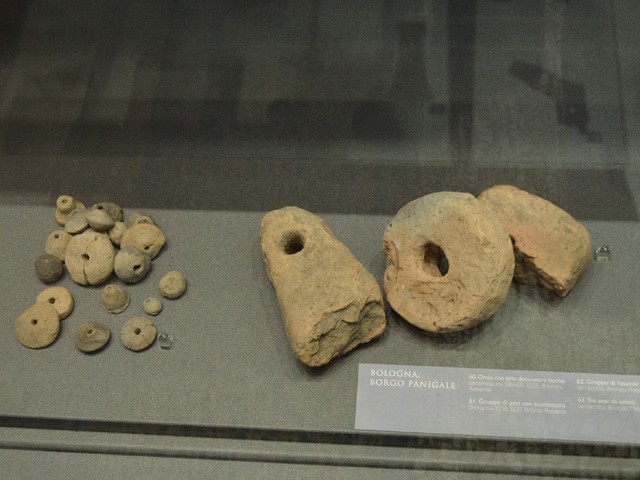Pesi di telaio provenienti dagli scavi di Borgo Panigale - Museo Civico Archeologico (BO)