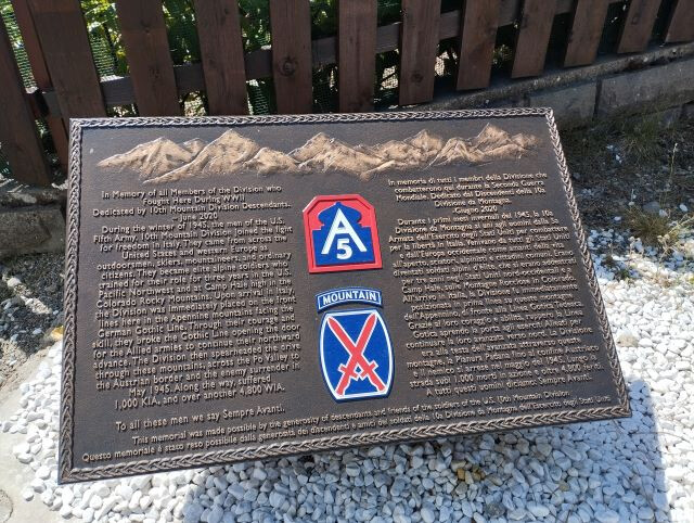 Monumento "In memoria di tutti i membri della 10a Divisione da Montagna"