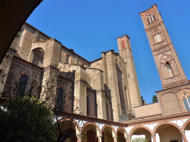 Il fianco della basilica di San Francesco e i campanili dal chiostro grande