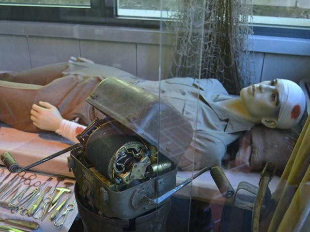 Cura di un ferito in un ospedale da campo alleato - Museo storico etnografico di Bruscoli (FI)