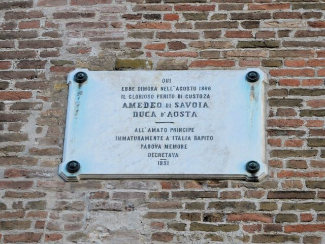 Lapide che commemora Amedeo di Savoia Duca d'Aosta