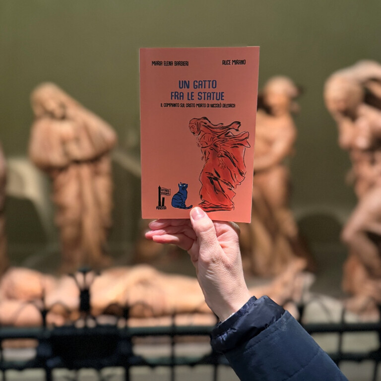 immagine di Un gatto fra le statue