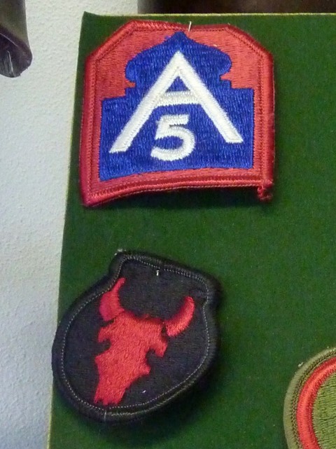 Distintivi della 5a Armata americana e della 34a Divisione Red Bull 