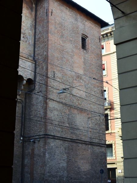 Il Torrone di Palazzo d'Accursio dal portico della Dogana