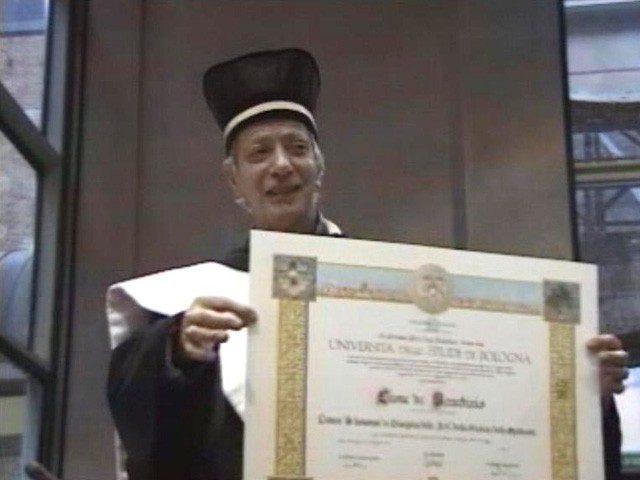 Leo De Berardinis durante la cerimonia della laurea - Fonte: Alma News