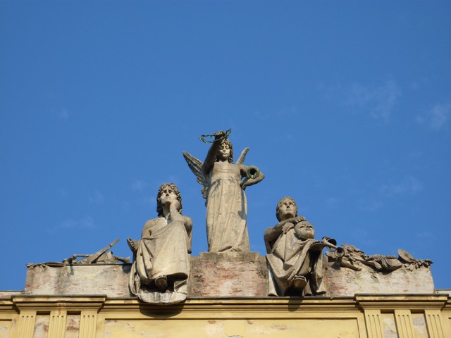 La statua di Apollo di A. Neri sulla facciata dell'Arena del Sole