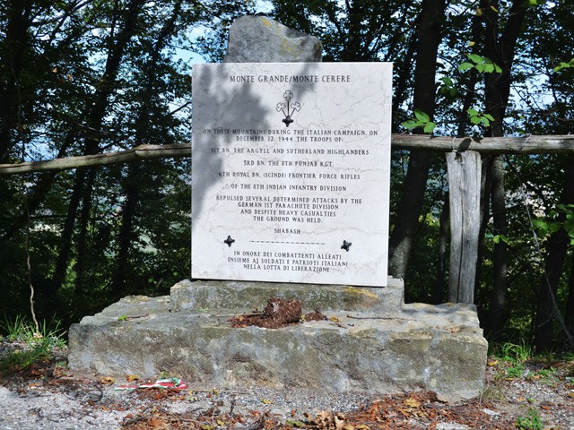 Il monumento ricorda la difesa di Monte Cerere e Monte Grande 