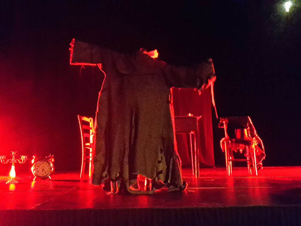 copertina di Bambini… Viviamo il teatro in biblioteca