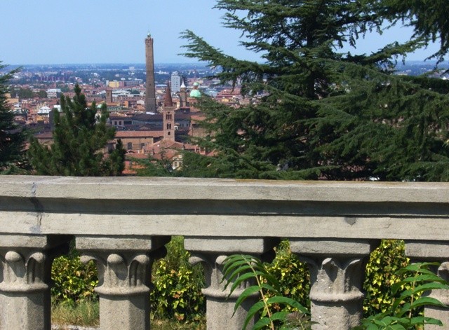 Panorama di Bologna dal piazzale di San Michele in Bosco