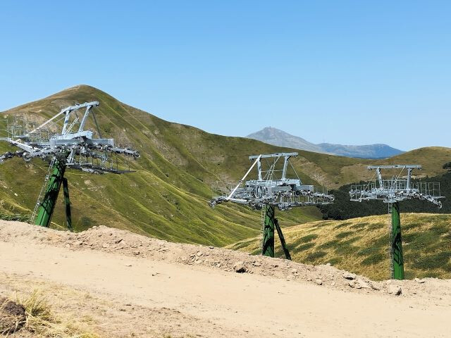 I piloni della seggiovia Polla-Scaffaiolo in costruzione