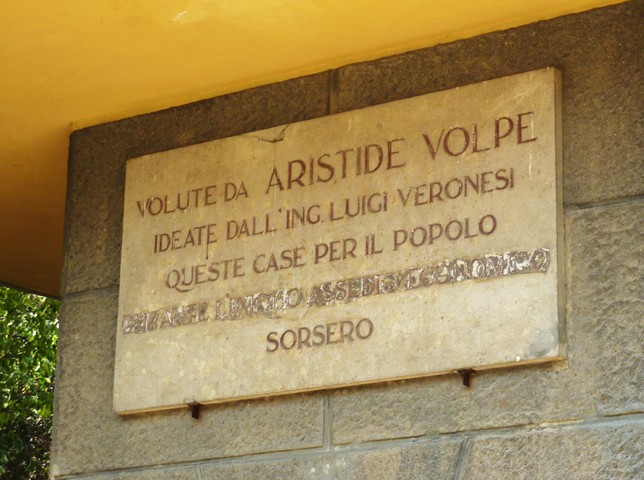 Targa che ricorda l'iniziativa di Aristide Volpe per l'edificazione di case per il popolo