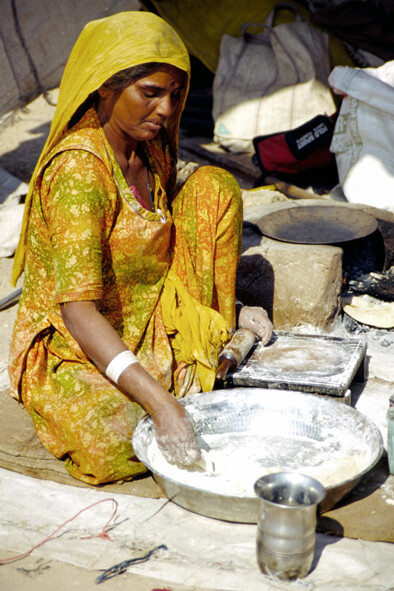 Nomade prepara il pane tradizionale - India - 2004