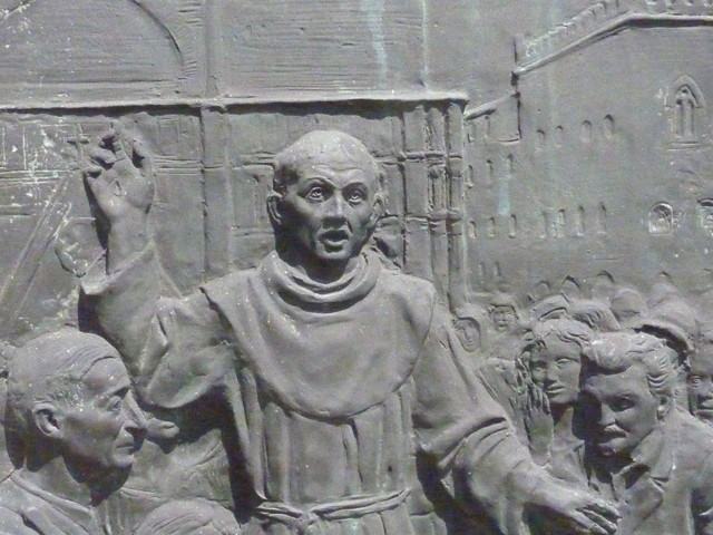 San Francesco predica a Bologna - bassorilievo - cortile dell'Annunziata